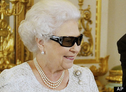 Queen Elizabeth in 3D glasses (from www.huffingtonpost.com 25.12.12)